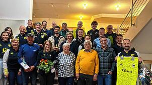 Die gewählten und geehrten Mitglieder des FC Schönwald bei der Jahreshauptversammlung in der Uhrmacher-Ketterer-Halle. Foto: Debora Hör