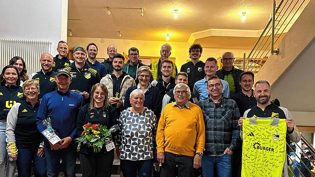 Die gewählten und geehrten Mitglieder des FC Schönwald bei der Jahreshauptversammlung in der Uhrmacher-Ketterer-Halle. Foto: Debora Hör