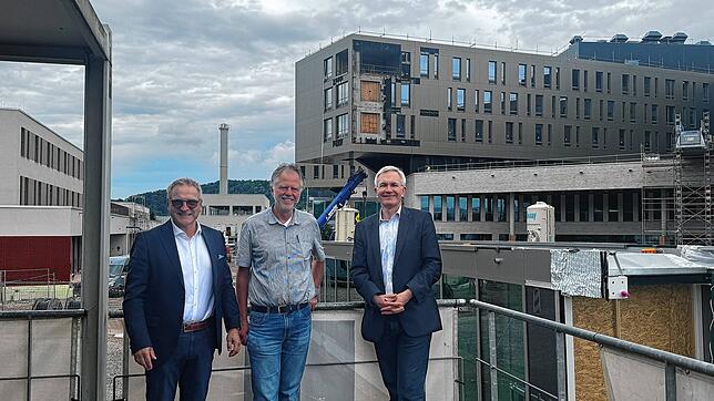 Sie wollen gemeinsam für die Patienten da sein (von links): Udo Lavendel, Geschäftsführer der Kliniken im Landkreis Lörrach, Tilman ...