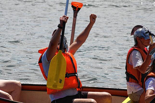 Bild 24: Radolfzell: Rein ins Boot und gleich ins Wasser: Das Großkanadierrennen 2025 in Bildern