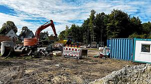 Bagger und Baumaschinen bestimmen aktuell das Bild auf dem Bauplatz für den Neubau des Kindergartens im Grünen Weg. Foto: Charlotte Fröse