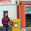 Sarah Pozar auf dem Weg zur Postfiliale. Zuvor wird ein Brief im neuen Briefkasten versenkt. Bild: Reiner Baltzer