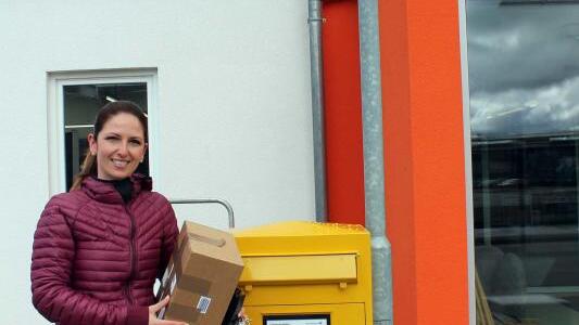 Sarah Pozar auf dem Weg zur Postfiliale. Zuvor wird ein Brief im neuen Briefkasten versenkt.