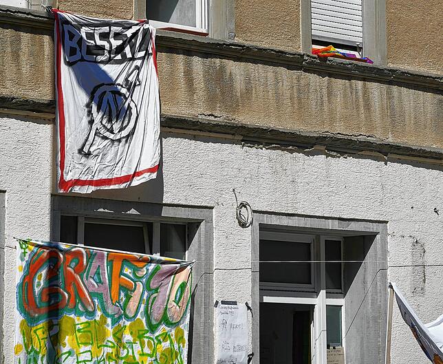 Das &bdquo;N&ldquo; mit Pfeil ist das Zeichen von Hausbesetzern.