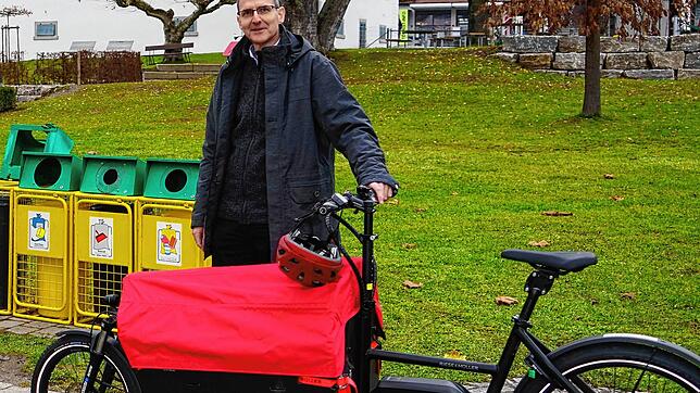 Mit dem E-Bike zum Interview. Hagnaus Bürgermeister Volker Frede nutzt zur Fortbewegung ein Dienstrad, das Lasten-E-Bike war 2019 ...