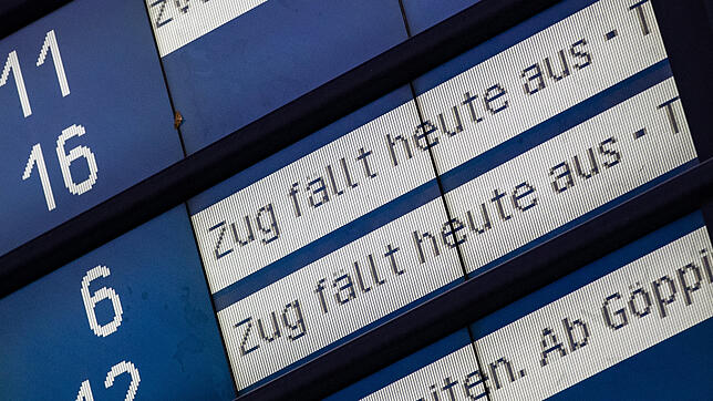 ·Zug fällt aus!· steht auf der Anzeigetafel im Hauptbahnhof Stuttgart . Im festgefahrenen Tarifstreit bei der Deutschen Bahn hat die ...
