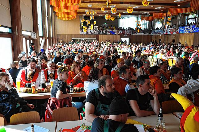 Die Eichendorffhalle ist voll: Närrisches Publikum beim Frühschoppen in Gottmadingen.
