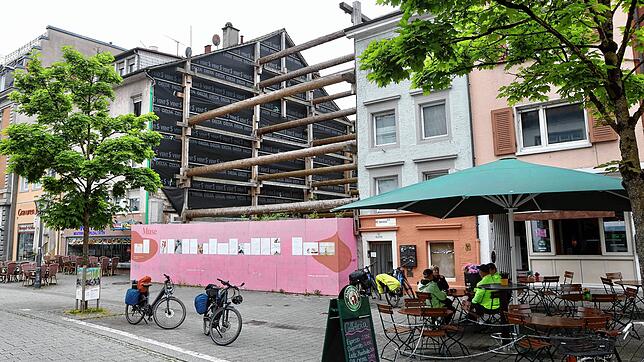 So sieht es in der Kreuzlinger Straße schon seit 2018 aus: In der Häuserzeile klafft ein Loch.