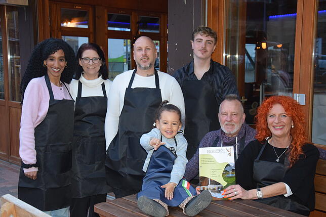 Sie freuen sich auf die Gäste im Eiscafé des Hirschgartenarels (hinten v.l.): Hewan Tesfaalem, Sandra Parisi, Chrischan Jesse und ...