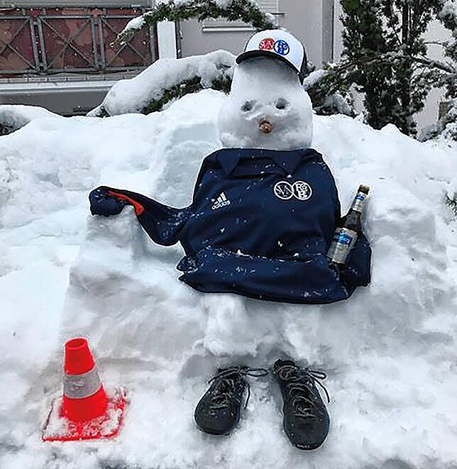Entspannt: In Vorfreude auf das nächste Spiel der SG Niederhof/Binzgen lehnt sich der Schneemann von Trainer Dirk Tegethoff genüsslich ...