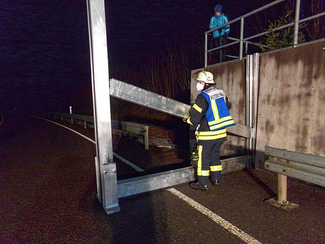 Die Wolterdinger Feuerwehr im Einsatz am Mittwochabend: Die Konstruktion der Dammbalken wird quer über die Straße ins Bregtal aufgebaut.