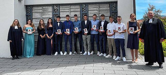 Zwölf Jungen und Mädchen wurden am Samstag, 3. Juli, im Gottesdienst um 11 Uhr in Erzingen konfirmiert (von links): Marie Arrigo, Finja ...