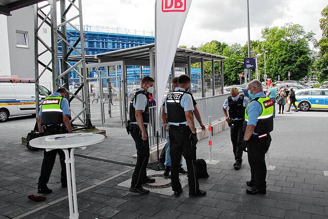 Mit dem Eintreffen der Beamten beruhigt sich der Mann scheinbar und gibt der Polizei Auskunft über den Vorfall.