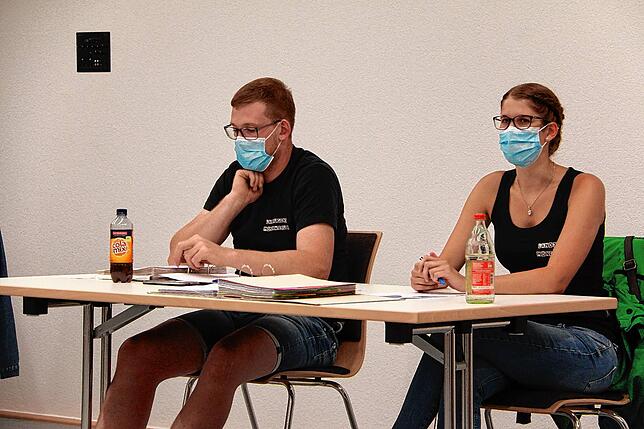 Die beiden Vorsitzenden der Landjugend Mönchweiler, Johannes Winterhalder (von links) und Stefanie Jäckle, geben die Absage des ...