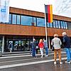 Abstandsregeln und ein hohes Interesse, wählen zu gehen, kombinieren sich zu einer Warteschlange vor der Lucian-Reich-Schule in ...