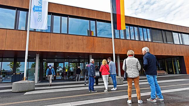 Abstandsregeln und ein hohes Interesse, wählen zu gehen, kombinieren sich zu einer Warteschlange vor der Lucian-Reich-Schule in ...