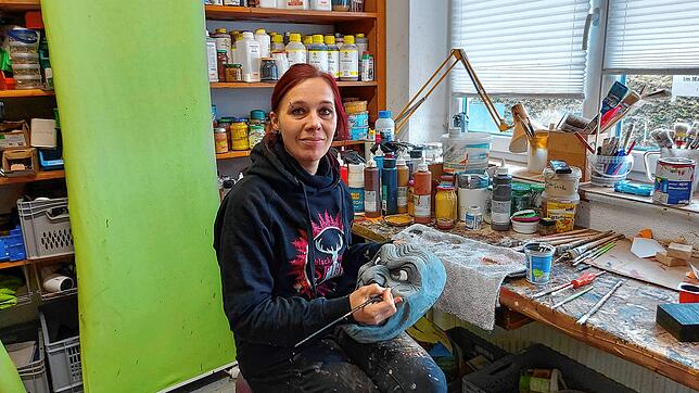 Liliane Stiegeler aus Grafenhausen zeigt einen kleinen Einblick in ihre Arbeit. Sie bemalt sämtliche Fasnachtsmasken. Obwohl die ...