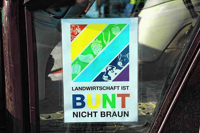 &bdquo;Landwirtschaft ist bunt, nicht braun&ldquo;, als Zeichen gegen Rechts.