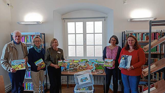 Von links: Willi Zöller (Bürgerstiftung), Edeltraud Ullman (Bürgerstiftung), Gabriele Gietz (Stadtbücherei), Sonja Hartmann (Leiterin ...