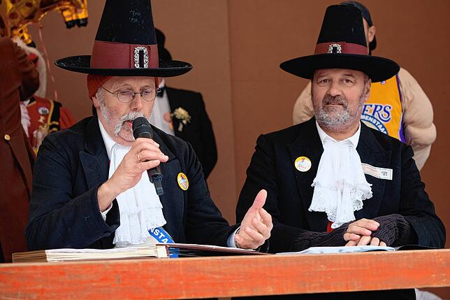 Narrenbürgermeister Hubert Lehle (links) und sein Schreiber Matthias Röhrenbach übernehmen das Regiment.
