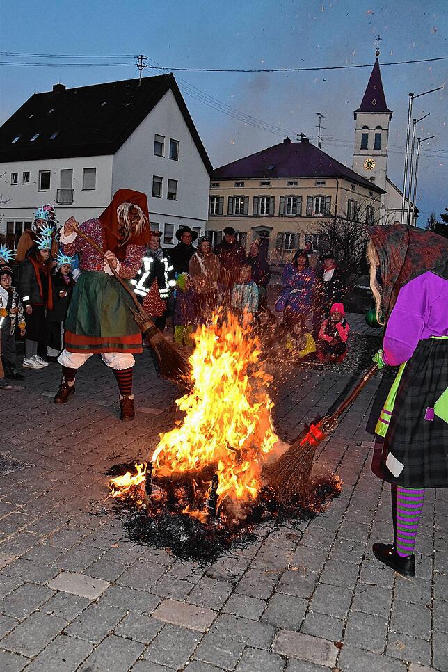 Bild 16: Narren feiern Rosenmontag mit Kindernachmittag und Fackelzug