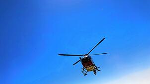Mit einem Rettungshubschrauber (Symbolbild) ist ein schwer verletzter Motorradfahrer in Vorarlberg in die Klinik geflogen worden.