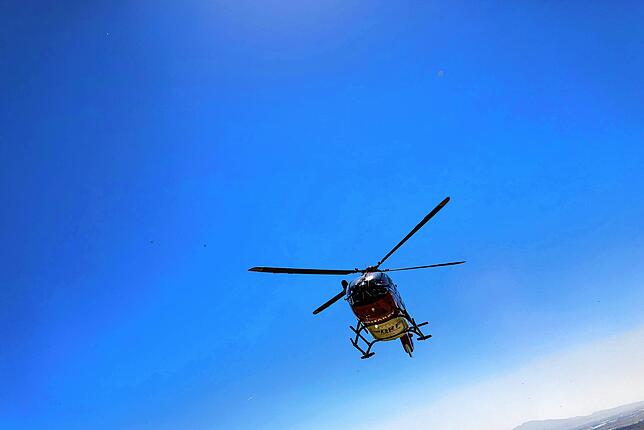 Mit einem Rettungshubschrauber (Symbolbild) ist ein schwer verletzter Motorradfahrer in Vorarlberg in die Klinik geflogen worden.