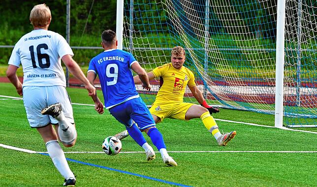 Chancenlos: Nexhdet Gusturanaj vom FC Erzingen hat Florian Maier (Nr. 16) abgehängt und Torwart Luca Rudigier von der SG Höhenschwand ...