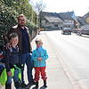 Sie sind froh, dass bald eine Fußgänger-Ampel oberhalb dieser Stelle installiert wird: Martin Sauter mit seinen Kindern Jacob und ...