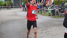 Denis Fantino vom Leichtathletikclub Überlingen gewann wie im Vorjahr den Halbmarathon über 21,1 Kilometern, hier beim Zieleinlauf vor ...