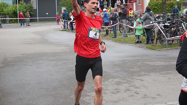 Denis Fantino vom Leichtathletikclub Überlingen gewann wie im Vorjahr den Halbmarathon über 21,1 Kilometern, hier beim Zieleinlauf vor ...