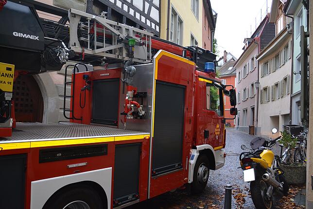 In der Niederburg kann es sehr eng sein. Normale Einsatzfahrzeuge kommen nicht durch jede Gasse. Die kleine Drehleiter schafft es aber ...