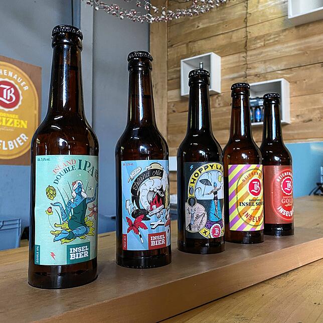 Inselbier stellt auf der Reichenau eine Vielzahl an Sorten her, darunter klassische und Saisonbiere. Besucher können auch direkt vor Ort ...