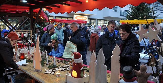 Mit Weihnachtsbasteleien, Keramikarbeiten, Schmuck, Holzdekos und vielen weihnachtlichem Acessoires lockte auch dieses Jahr der ...