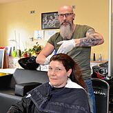 Daniel Kelbing, hier mit Kundin Katja Koch, reagiert mit „Vorsicht und Respekt“ auf das Coronavirus, wie er sagt.