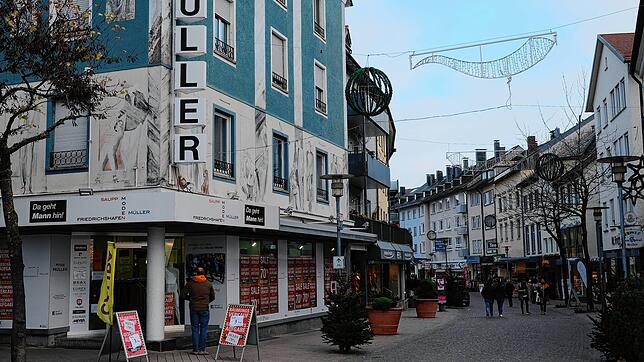 Nicht nur der Herrenausstatter Müller schließt seinen Laden in Friedrichshafen.