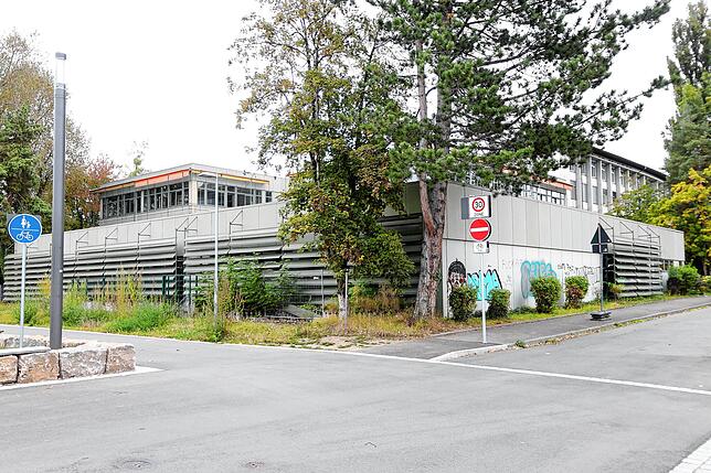 Wird 2022 abgerissen und soll bis 2028 erneut sein: Die Sporthalle der Konstanzer Zeppelin-Gewerbeschule.