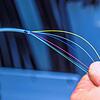 Unscheinbare Leitung mit viel Potenzial: Per Glasfaser bekommt man aktuell bis zu 1 Gigabit pro Sekunde ins Haus. Davon sind einige ...