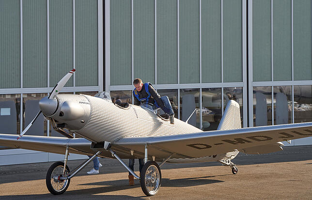 Die Junkers „Junior“ – hier in der Retro-Version mit modernem Triebwerk – vor dem Hangar in Neuhausen ob Eck.