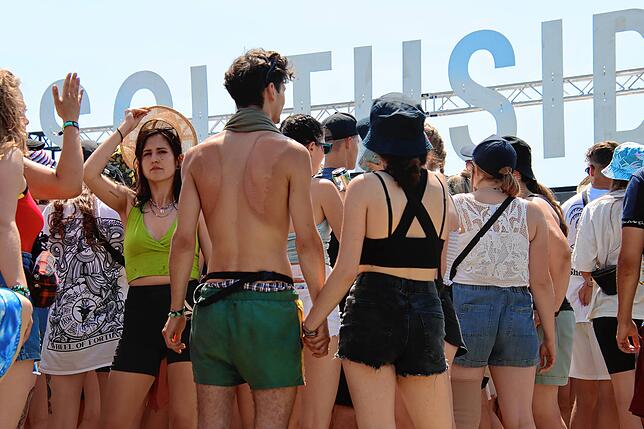 Die starken Sonnenstrahlen hinterlassen auf so manchem Festivalgänger-Rücken ihre Spuren.