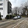 Hier auf der Friedrich-Hug-Straße, wo der Opel in zweiter Reihe geparkt hatte, kam es zur Kollision zwischen Autotür und Radfahrer.