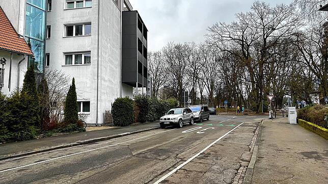 Hier auf der Friedrich-Hug-Straße, wo der Opel in zweiter Reihe geparkt hatte, kam es zur Kollision zwischen Autotür und Radfahrer.