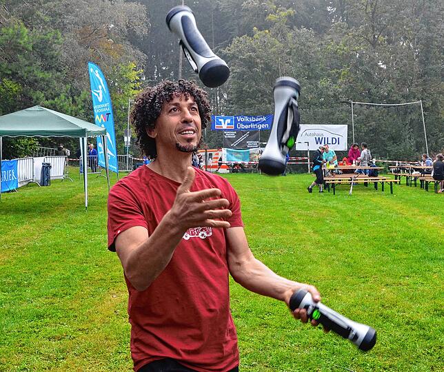 Nordic Walker Mustapha El Bakali jongliert zum Warmwerden.