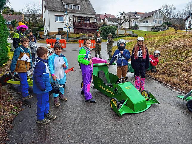 Am Start wird auf das Signal gefiebert: Die Nachwuchsrennfahrer stehen oben am Hang der Fürstenbergstraße mit ihren Boliden bereit.
