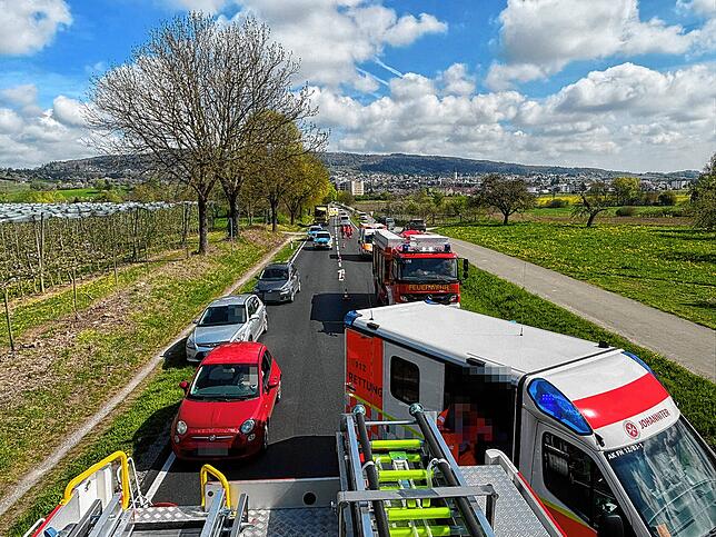 Die Bundesstraße war rund eine Stunde voll gesperrt, bevor der Verkehr einseitig an der Unfallstelle vorbei gelenkt wurde.