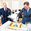 Prinz Bernhard (rechts) und Bernd Westermeyer schneiden den Kuchen an.