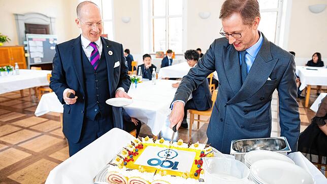 Prinz Bernhard (rechts) und Bernd Westermeyer schneiden den Kuchen an.