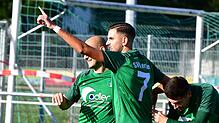 Jubelpose: Romano Males (Nr. 7) wurde von den Trainern zum besten Mittelfeldspieler der Bezirksliga gewählt. Hier bejubelt er einen ...