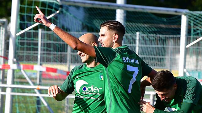 Jubelpose: Romano Males (Nr. 7) wurde von den Trainern zum besten Mittelfeldspieler der Bezirksliga gewählt. Hier bejubelt er einen ...
