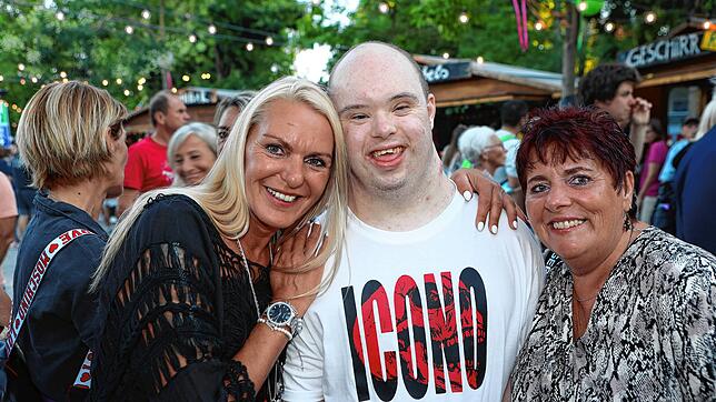 Bild 24: Beim Stadtgartenfest treffen sich die Konstanzer. Alle Fotos vom ersten Abend